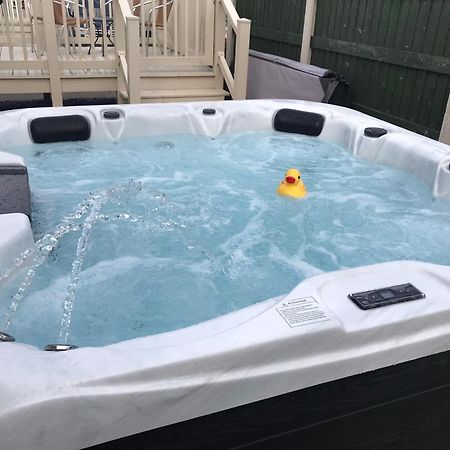 ריל Hot Tub Accommodation North Wales Lodge מראה חיצוני תמונה