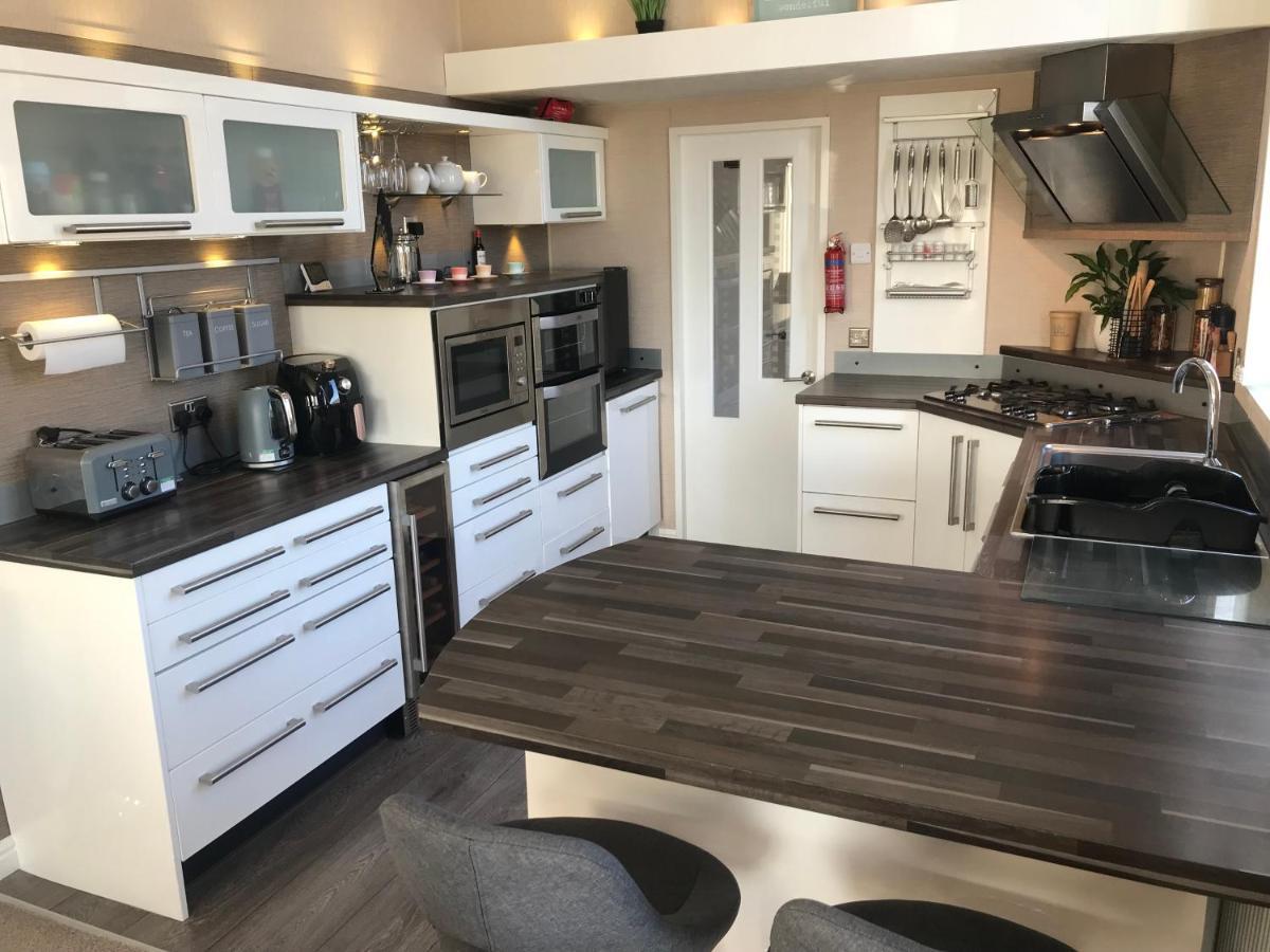 ריל Hot Tub Accommodation North Wales Lodge מראה חיצוני תמונה