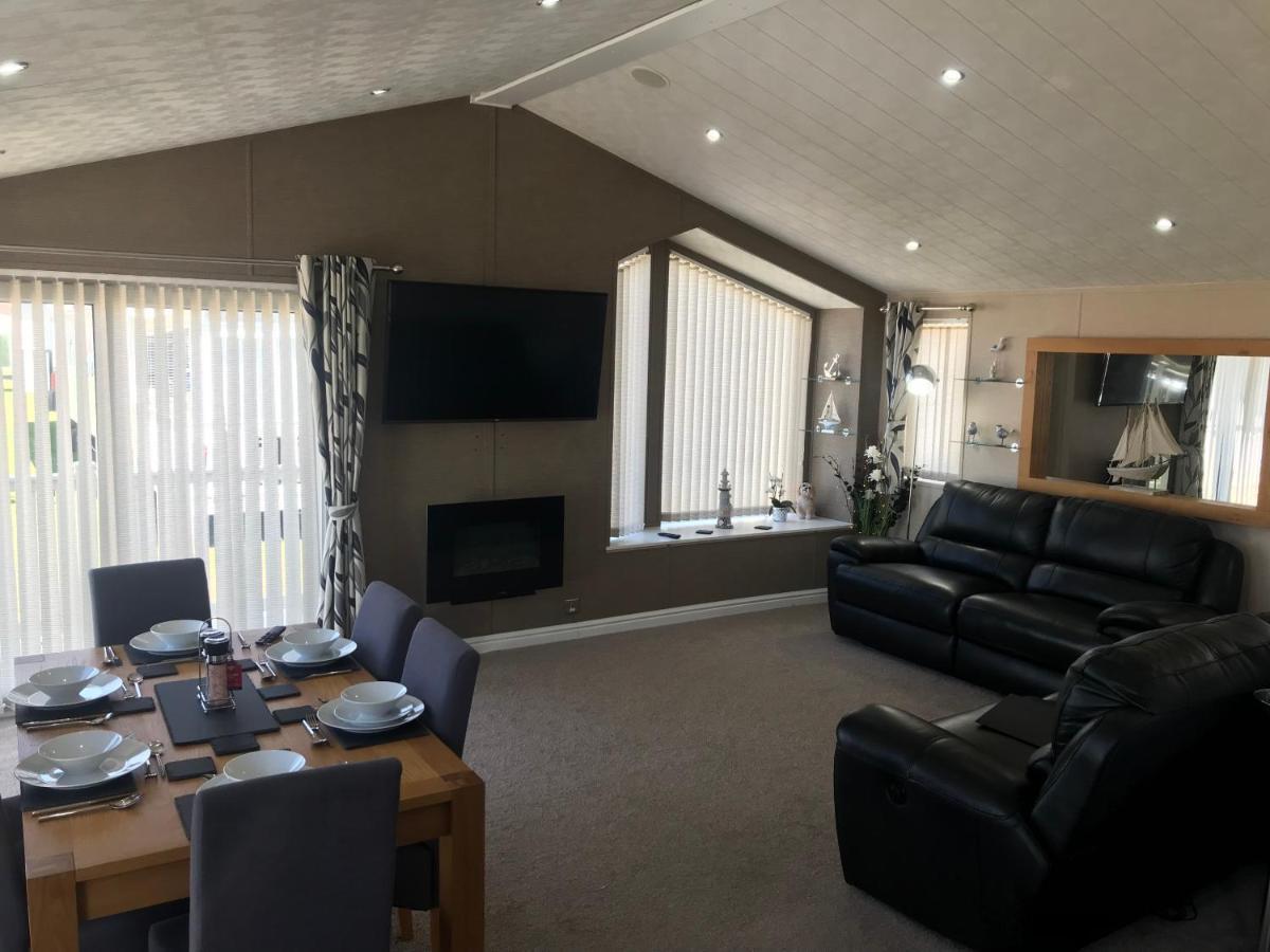 ריל Hot Tub Accommodation North Wales Lodge מראה חיצוני תמונה